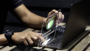 Çevrimiçi ödeme, bankacılık, alışveriş yapan bir adam. Teknoloji çevrimiçi bankacılık uygulamaları internet ağı üzerinden. Finansal işlem. Dijital çevrimiçi ödeme kavramı.