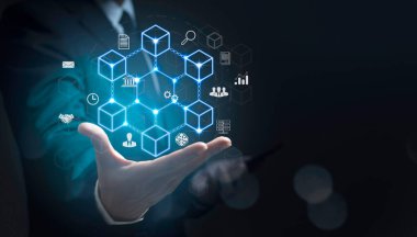 Akıllı bir sözleşme gösteren ve engelleme zinciri teknolojisiyle şifreli para transferi yapan bir iş adamı. İşlem güvenli ve şeffaf. Arka planda başka insanlar da var..