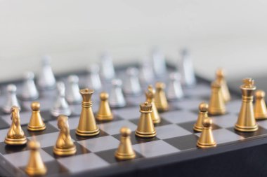 Bir satranç takımına yakın çekim, alan derinliği sığ, belirli bir noktaya odaklanma.