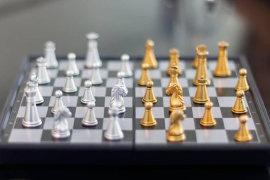 Bir satranç takımına yakın çekim, alan derinliği sığ, belirli bir noktaya odaklanma.