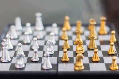 Bir satranç takımına yakın çekim, alan derinliği sığ, belirli bir noktaya odaklanma.