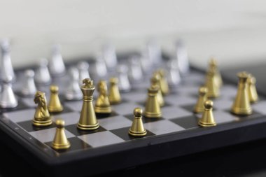 Bir satranç takımına yakın çekim, alan derinliği sığ, belirli bir noktaya odaklanma.