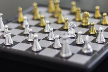 Bir satranç takımına yakın çekim, alan derinliği sığ, belirli bir noktaya odaklanma.