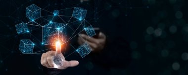 İş adamı akıllı bir kontrata dokunuyor ve engelleme teknolojisiyle kripto para transferi yapıyor. İşlem güvenli ve şeffaf. Arka planda başka insanlar da var..