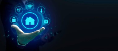 Akıllı ev teknolojisi konsepti. İş adamı, mesaj için boş alanı olan evdeki çeşitli aygıtları kontrol etmek için akıllı telefon kullanıyor.