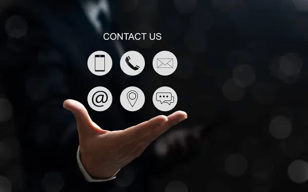 Bizimle irtibata geç Kavram. E- posta, çağrı telefonu, adres, Sohbet mesajı simgeleri müşteri destek hattı insan bağlantısını temsil ediyor.