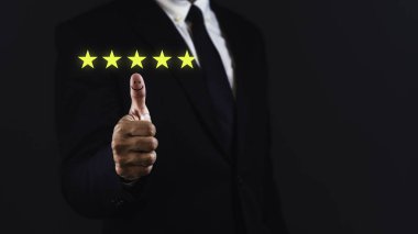 Müşteri memnuniyeti kavramı. İş adamı pozitif duygu, mutlu yüz ve beş yıldızla baş parmağını gösterdi..