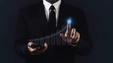 İşadamı akıllı telefon kullanıyor ve istatistik, grafik ve grafiğin büyümesini çiziyor. İş Stratejisi Geliştirme ve Büyüme Planı kavramı.