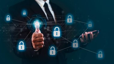 İşadamı karanlık arka plana karşı akıllı telefon kullanırken verileri açmak için başparmağını kaldırıyor.