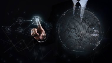 İş adamı akıllı telefon kullanıyor ve karanlık arkaplana karşı küresel ağ ile sanal ekran robot simgesine dokunuyor.