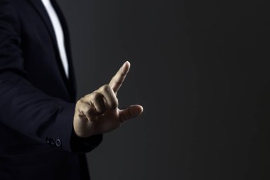 İşadamı karanlık geçmişine parmak basıyor..