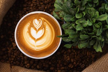 Kahve arkaplanındaki sıcak lattenin en üst görüntüsü..