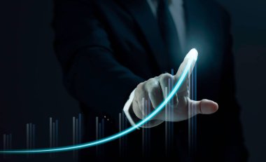 İşadamı ok grafiği şirketlerin gelecekteki büyüme planını işaret ediyor. İş geliştirme, başarı motivasyon kavramına.