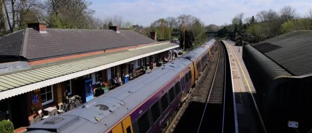 Images Panoramiques Train Diesel Passagers Passant Par Gare Banlieue Britannique — Video