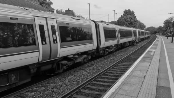 英国通勤者用柴油驱动的郊区铁路 — 图库视频影像