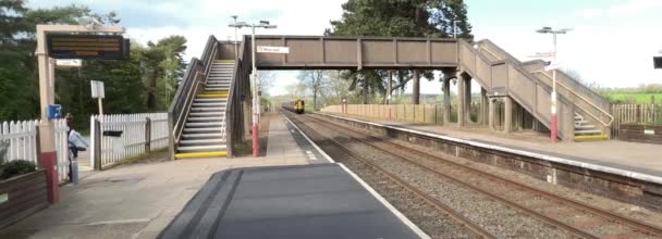 Diesel Powered Suburban Railway Commuters England — Vídeo de Stock