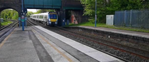 Diesel Powered Suburban Railway Commuters England — Vídeo de Stock