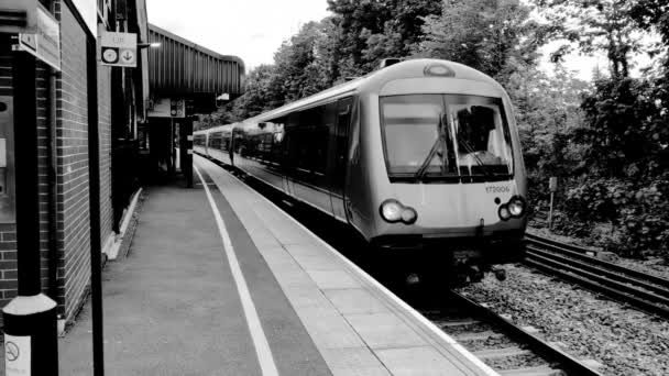 Dieselaangedreven Voorstedelijke Spoorweg Voor Pendelaars Engeland Verenigd Koninkrijk — Stockvideo