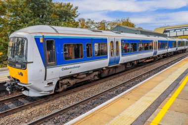 Dizel yolcu banliyö treni İngiliz rayı