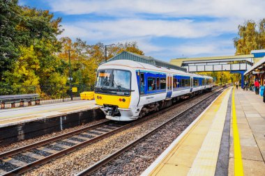 Dizel yolcu banliyö treni İngiliz rayı