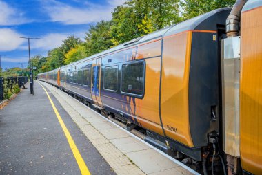 Dizel yolcu banliyö treni İngiliz rayı