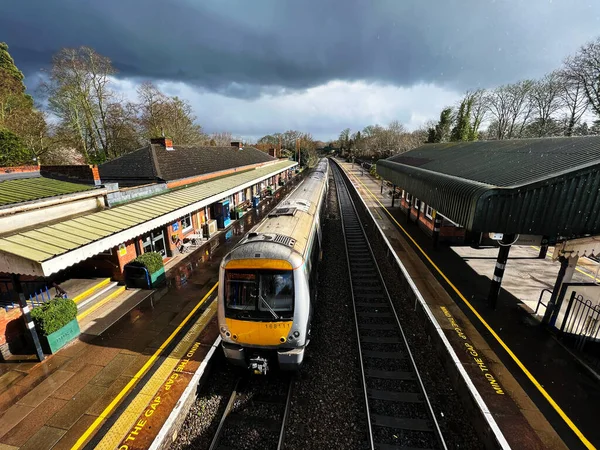 Diesel Powered Train Station Britânico Rail Imagens De Bancos De Imagens