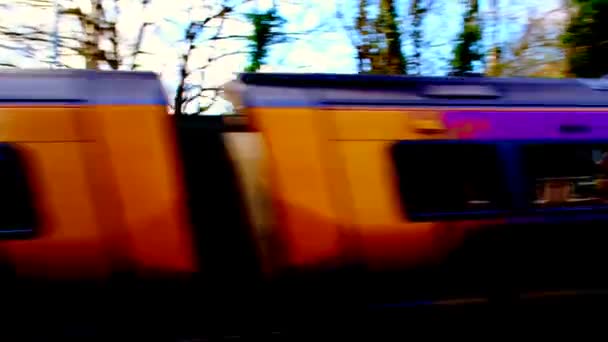 Дизельный Поезд Британских Железнодорожных Путях — стоковое видео