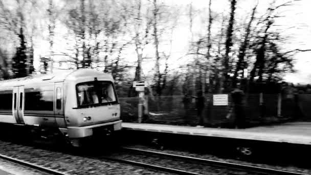 英国铁路轨道上的柴油动力火车 — 图库视频影像