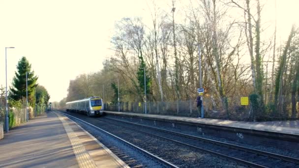 英国铁路轨道上的柴油动力火车 — 图库视频影像