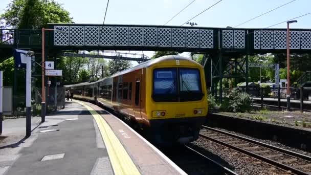 Geëlektrificeerde Spoorlijn Voor Reizigers Woon Werkverkeer West Midlands Engeland — Stockvideo