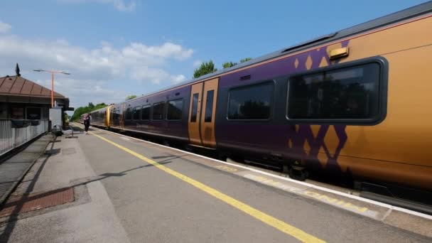 Tren Pasajeros Diesel Vías Ferrocarril Británicas West Midlands Inglaterra Reino — Vídeos de Stock