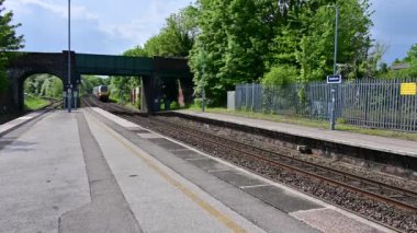 İngiltere 'nin batısındaki İngiliz tren raylarında dizel motorlu yolcu treni.