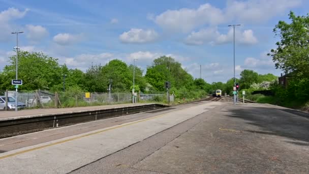 イギリス中西部の鉄道線路上のディーゼル動力の通勤電車 — ストック動画
