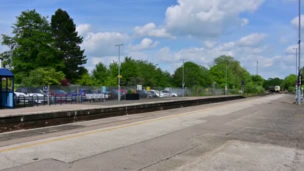 Dieseldrivet Pendeltåg Brittiska Järnvägsspår West Midlands England — Stockvideo
