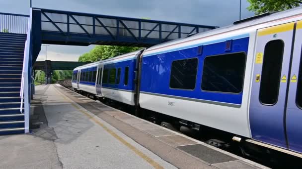 Diesel Napędzany Dojeżdżający Pociąg Pasażerski Brytyjskich Torach Kolejowych West Midlands — Wideo stockowe