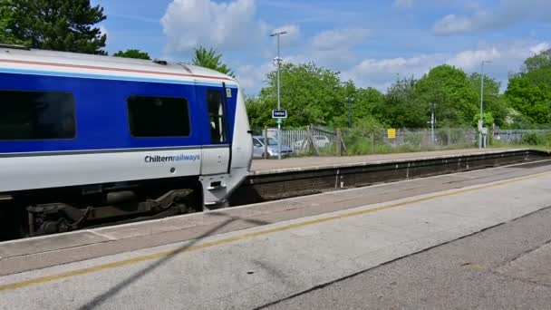 英国铁路西英格兰的柴油动力通勤客运列车 免版税图库视频片段