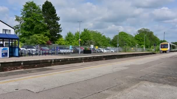 Diesel Napędzany Dojeżdżający Pociąg Pasażerski Brytyjskich Torach Kolejowych West Midlands — Wideo stockowe