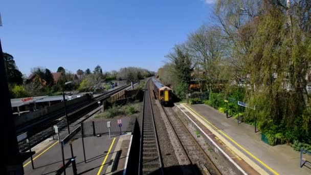 イギリス中西部の鉄道線路上のディーゼル動力の通勤電車 — ストック動画