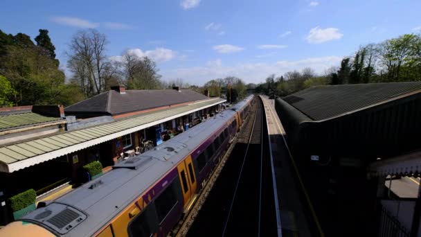 一辆柴油驱动的火车在一个乡村乘客通勤站的8K镜头 西米德兰 横梁货运列车 免版税图库视频