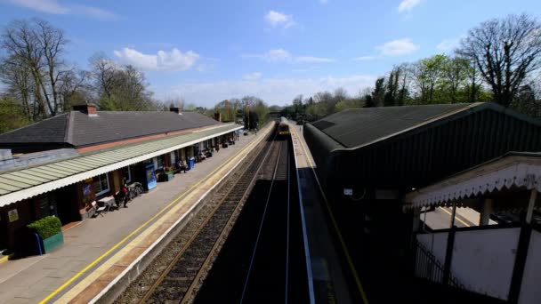Filmato Treno Diesel Una Stazione Pendolari Rurali West Midlands Inghilterra — Video Stock