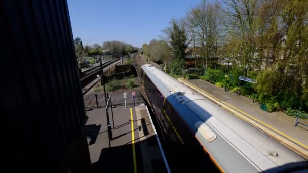 一辆柴油驱动的火车在一个乡村乘客通勤站的8K镜头 西米德兰 横梁货运列车 免版税图库视频片段