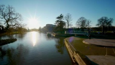 Avion Stratford nehri Avon Warwickshire İngiltere Kuğuları üzerine