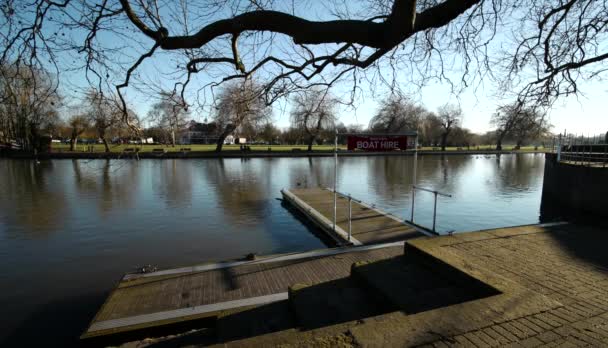 Rio Avon Stratford Avon Warwickshire Inglaterra Cisnes — Vídeo de Stock
