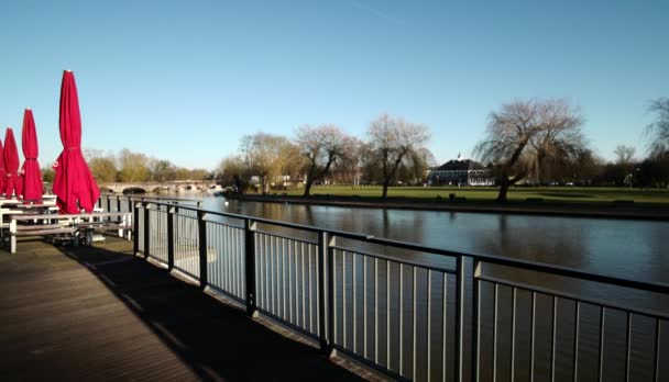 River Avon Stratford Avon Warwickshire England Swans — Vídeo de stock