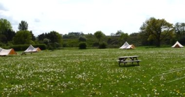 İngiltere 'de çadırları olan kamp alanı.