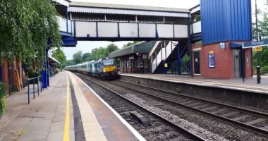 Yük ve yolcu trenleri İngiliz tren raylarında dizel motorlu.