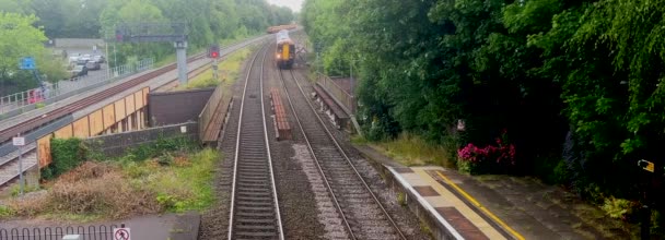 Pociąg Towarowy Pasażerski Diesel Napędzany Brytyjskimi Torami Kolejowymi — Wideo stockowe