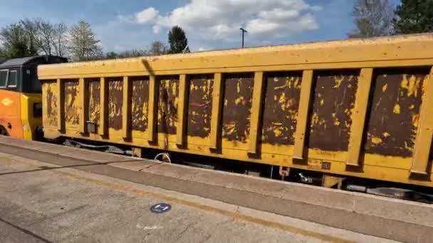 Pociąg Towarowy Pasażerski Diesel Napędzany Brytyjskimi Torami Kolejowymi — Wideo stockowe