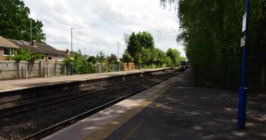 Yolcu banliyö banliyö tren istasyonu