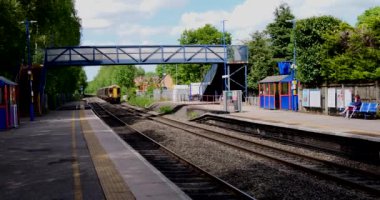 Yolcu banliyö banliyö tren istasyonu